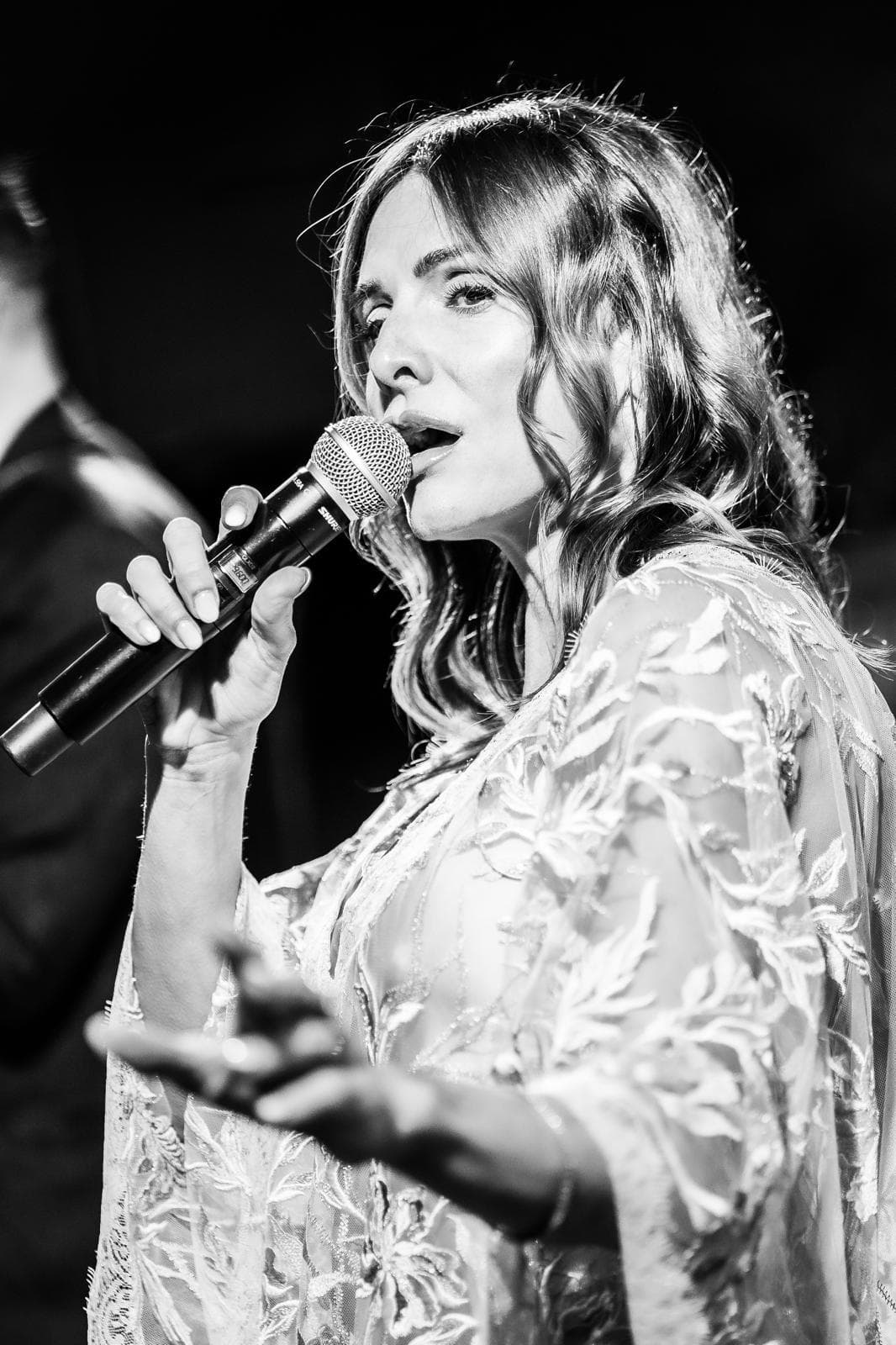 Ritratto in bianco e nero di Olimpia Simone che canta guardando verso l’obiettivo